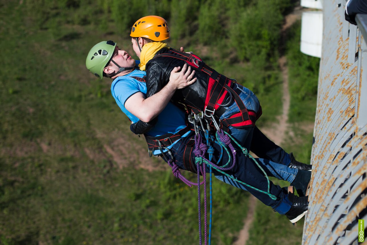 Аттракцион роупджампинг (прыжок с тарзанки) в Москве. Клуб Roupdzhamping