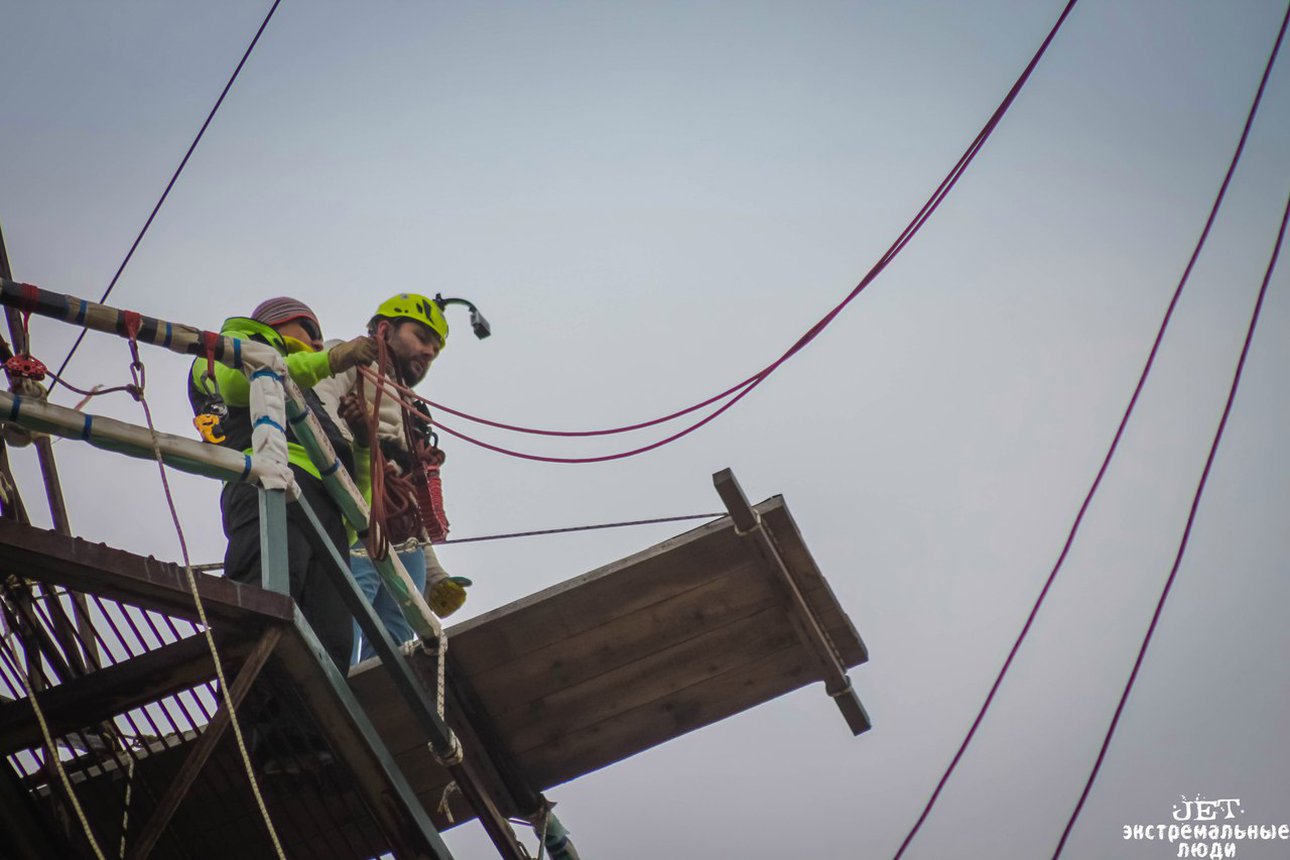 Аттракцион роупджампинг (прыжок с тарзанки) в Москве. Клуб Roupdzhamping